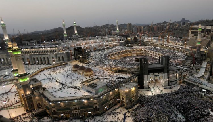 হযরত আবু বকর (রা.): শেষ নবীর বন্ধু থেকে ইসলামের ত্রাণকর্তা হয়ে উঠার গল্প