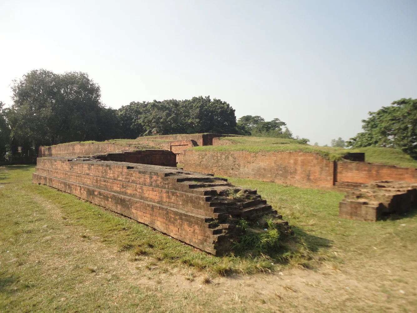 পুণ্ড্রনগরের প্রাচীন দুর্গপ্রাচীর ও পরিখা